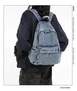 Achteraanzicht van een stijlvolle vintage denim rugzak voor dames met meerdere vakken