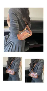 Sac bandoulière transparent en PVC jelly porté par un mannequin