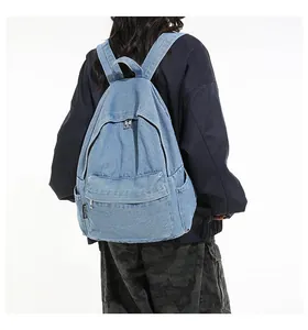 Achteraanzicht van een casual vintage blauwe denim rugzak gedragen door een model.