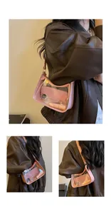 Détail montrant des objets dans un sac sous l'aisselle en PVC transparent rose tendance