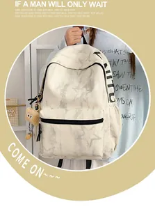 Detailansicht des Rucksacks im American High Street Style mit Sternenmuster und Anhänger.