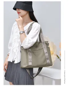 Borsa a mano casual in nylon verde oliva di grande capacità indossata da una modella