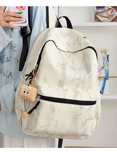 Detail eines stylischen cremefarbenen Rucksacks mit Marmormuster und Plüschtier