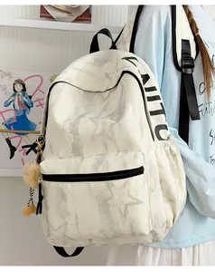 Detailansicht eines marmorierten amerikanischen High-Street-Rucksacks für Studenten.