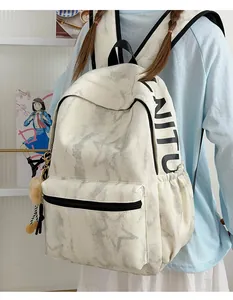 Detailansicht eines weißen Rucksacks mit Marmormuster und stilvollen schwarzen Buchstaben.