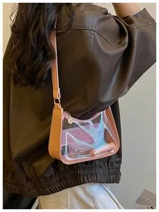 Sac sous les bras transparent en PVC rose tendance porté sur une veste en cuir marron