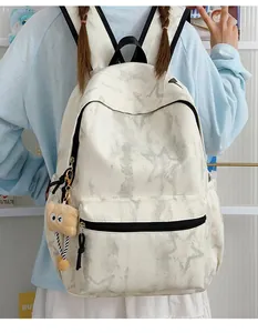 Weißer Rucksack im US-Street-Style mit Sternenmuster und süßem Plüsch-Anhänger für Damen.