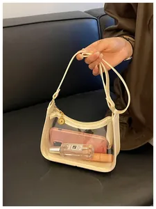Vue détaillée d'un sac en gelée PVC transparent avec bordure crème pour femmes.
