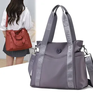 Borsa da viaggio capiente in nylon con tracolla larga ed elegante per donna