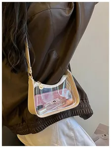 Gros plan sur un sac à bandoulière transparent en PVC avec garniture en cuir crème
