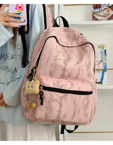 Stylischer rosa Rucksack mit abstraktem grauen Marmormuster in einer Lifestyle-Detailansicht.