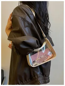 Vue détaillée d'un sac sous les aisselles en PVC transparent tendance porté à l'épaule