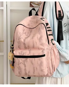 Stylischer pinkfarbener Batik-Rucksack mit schwarzem Buchstabendruck und süßem Bärenanhänger