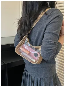 Détail du sac à bandoulière transparent en PVC jelly avec des objets à l'intérieur