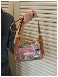 Vue détaillée d'un sac à bandoulière en PVC transparent marron de style jelly.