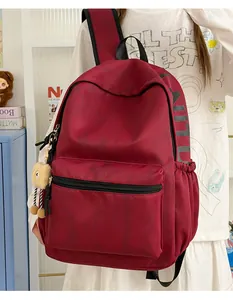 Detailansicht eines burgunderroten High-Street-Rucksacks mit Seitendruck und Anhänger