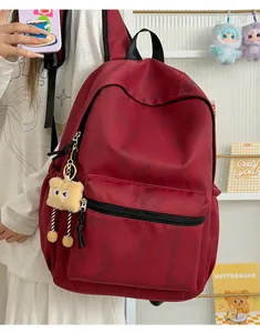 Detailansicht eines weinroten, leichten Schulrucksacks für Schüler im High-Street-Stil