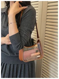 Sac à bandoulière en PVC transparent avec bordure marron montrant les objets du quotidien