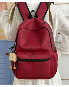 Detailansicht eines stylischen roten Rucksacks, der von einem Model getragen wird