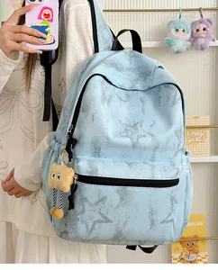 Detailansicht des stylischen hellblauen Rucksacks mit Sternmuster und süßem Plüschanhänger