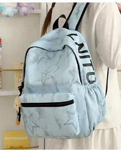 Detailansicht des hellblauen Rucksacks mit Sternmuster und LNITU-Aufdruck, getragen vom Model