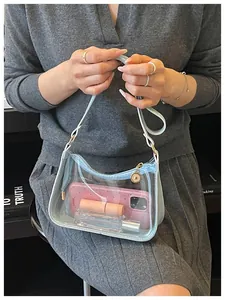 Vue détaillée d'un sac sous les bras en PVC bleu clair transparent montrant le volume.