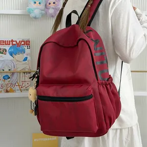 Stylischer roter Rucksack im American High Street Style für Schule und Freizeit.