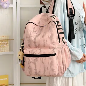 Modischer pinkfarbener Batik-Rucksack für Damen mit trendigem Buchstabendruck
