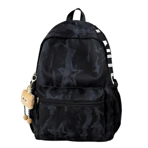 Amerikanischer High-Street-Rucksack in Schwarz mit Sternenmuster und Monster-Anhänger