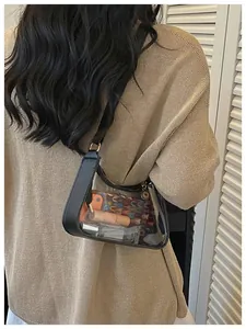 Sac sous le bras transparent en PVC pour femme, présenté comme un détail lifestyle