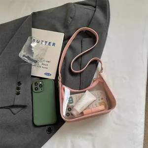 Sac à bandoulière en PVC transparent rose pour femme avec des accessoires tendance