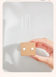 Detail van een minimalistische massief houten magnetische reageerbuisvaas voor muur