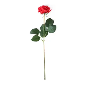 Rose artificielle rouge avec feuilles vertes pour une décoration élégante de mariage et maison.