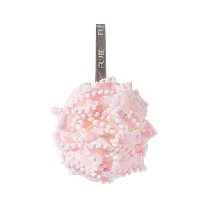 Fleur de douche rose avec bordure pompon et ruban de suspension gris sur fond blanc
