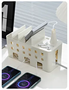 Détail d'une boîte de rangement de câbles style usine organisant les fils sur un bureau