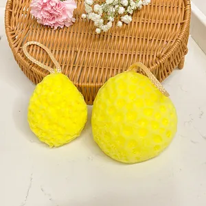 Set di due spugne da bagno gialle a nido d'ape con lacci per una pulizia delicata del corpo.