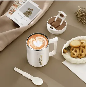 Detailweergave van witte 304 roestvrijstalen kantoormok met koffie en vouwlepel.