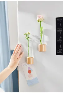 Minimalistische magnetische houten vaas voor bloemendecoratie op de koelkast wand