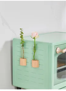 Minimalistische magnetische houten vaas voor hydrocultuurbloemen op een groen apparaat