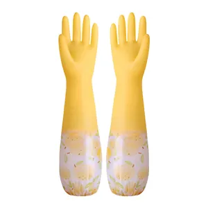 Guantes de limpieza de goma amarilla gruesa con mangas florales y forro polar.