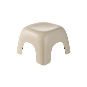 Duurzame minimalistische beige antislip plastic kruk voor kinderbadkamer en dagelijks gebruik