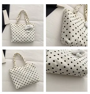 Detailansicht der weißen Cord-Tote-Tasche mit Polka-Dots und süßem Wolkenanhänger-Design