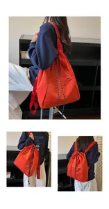 Différents angles d'un sac à dos orange-rouge avec cordon de serrage sur un mannequin
