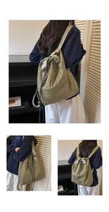 Sac à dos à cordon vert olive polyvalent, plusieurs vues de dos portées