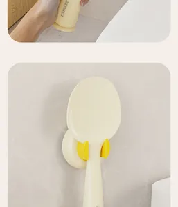 Détail d'une cuillère à riz debout de couleur crème avec support mural à ventouse