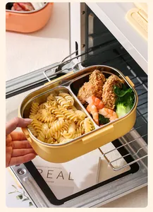 Vue détaillée d'une boîte à lunch jaune en inox 304 à 2 compartiments avec pâtes et poulet