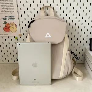 Stijlvolle beige outdoor rugzak getoond naast een iPad voor een maatvergelijking