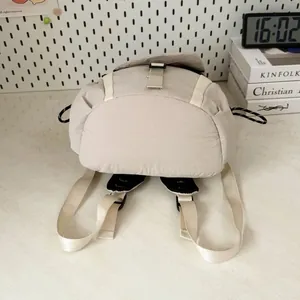 Bovenaanzicht van een beige lichtgewicht waterdichte outdoor rugzak voor dames.