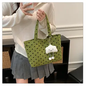 Grüne gepunktete Canvas-Tragtasche mit süßem Wolken-Plüschanhänger von Modell getragen