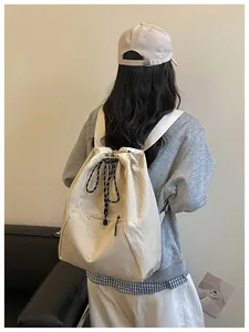 Sac à dos à cordon beige léger et polyvalent avec une grande capacité pour le sport.